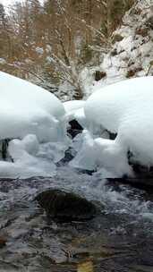 流水中积雪覆盖的岩石