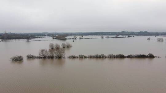 航拍下英国冬季洪水造成的破坏