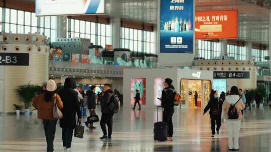 南京火车站里匆匆忙忙拿着行李走过的乘客视频素材模板下载