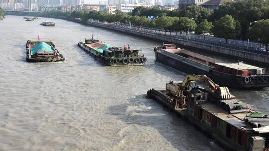 航拍高空俯瞰京杭运河上的货船