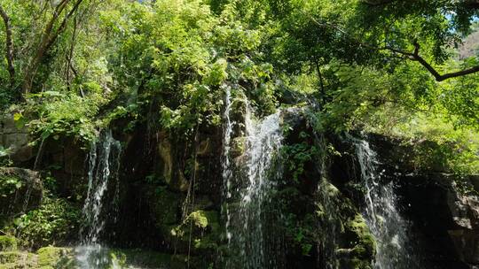 假山流水瀑布泉水小溪