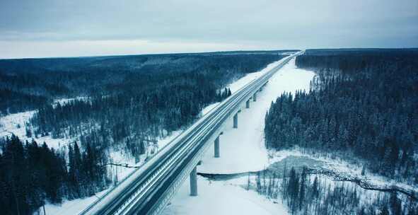 白雪皑皑的森林天线旁几乎空无一人的道路