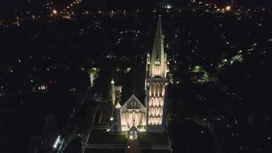 航拍泰晤士小镇教堂夜景