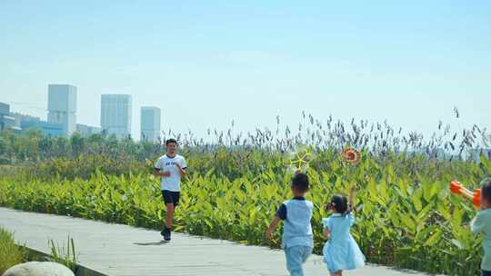 男子公园跑步遇见小孩 绿色公园