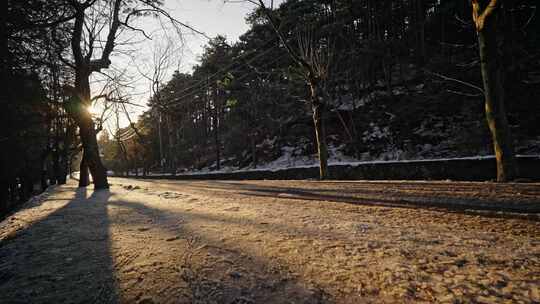 雪山雪天公路傍晚