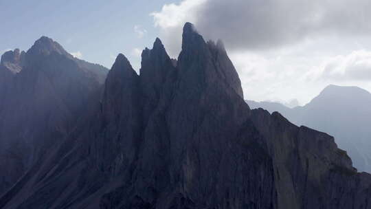 意大利塞塞达山顶上的雾航拍视频素材模板下载