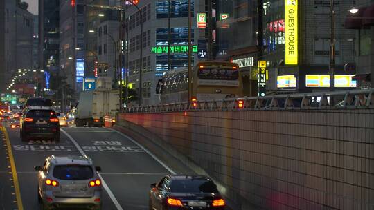 韩国的夜间交通视频素材模板下载
