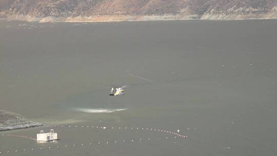 航拍直升机在湖中抽水