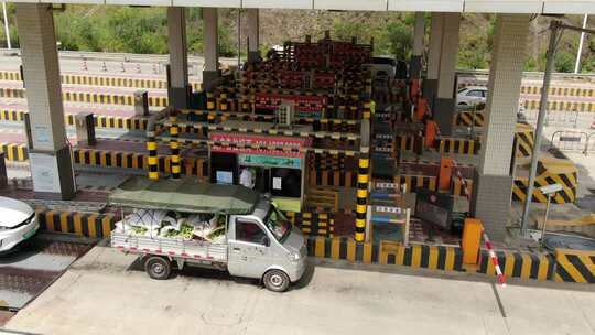 货车通过收费站场景