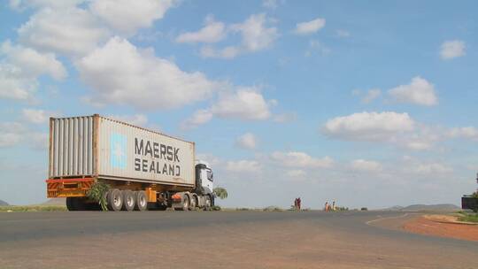 卡车停在肯尼亚道路上