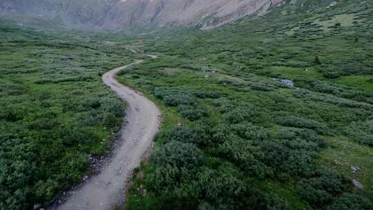 通往山脉空中的土路