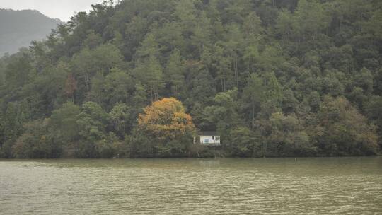 乘坐游船看到的浙江建德七里扬帆景区