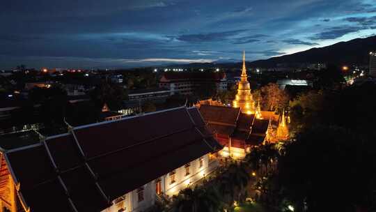 原创 泰国清迈古城帕辛寺寺庙夜景航拍风光