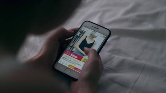 美女晚上躺在床上玩手机逛淘宝4k视频素材视频素材模板下载