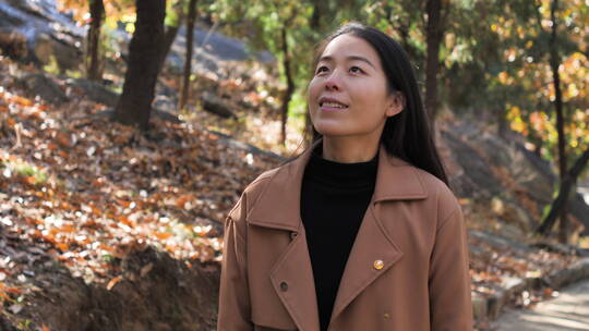 亚洲中国女性树林旅游漫步拍照对话看风景