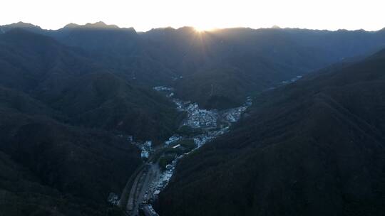 航拍山脉地质公园沟壑峰峦风光雄威高山湖泊