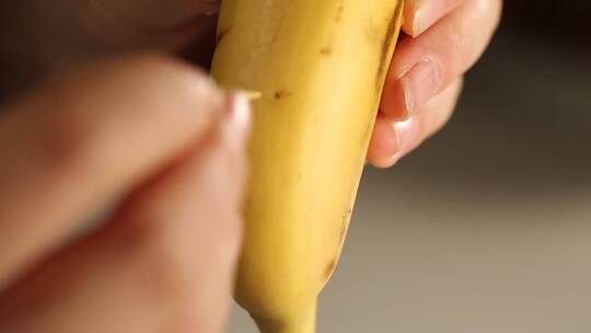 拿起一根香蕉剥香蕉皮