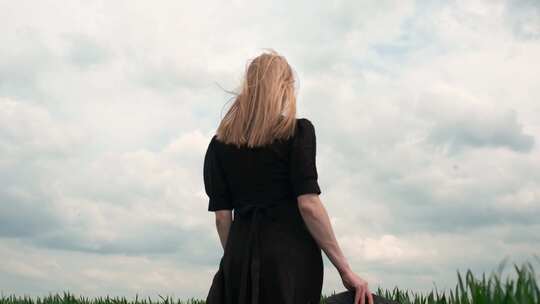 女人，金发，黑裙，走路