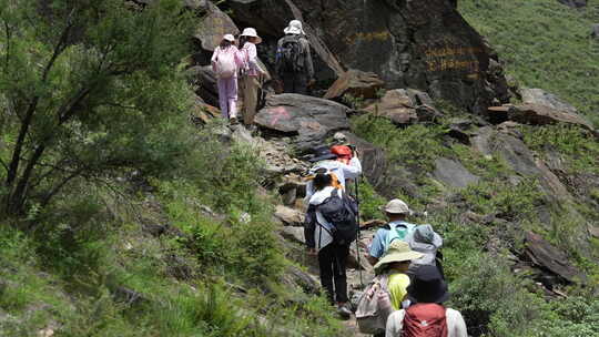 户外徒步虎跳峡徒步旅行徒步