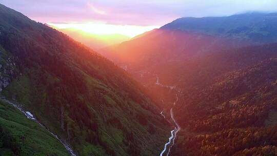 群山中的夕阳