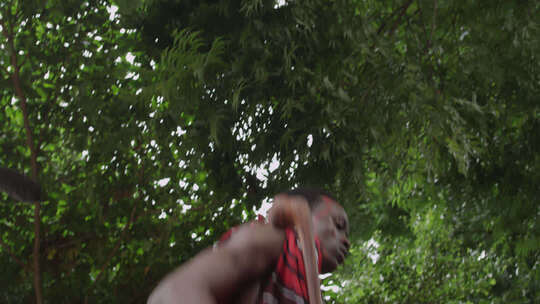 非洲马赛人穿传统服装跳舞唱歌