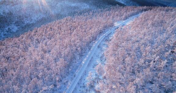 航拍大兴安岭黎明雪林山路