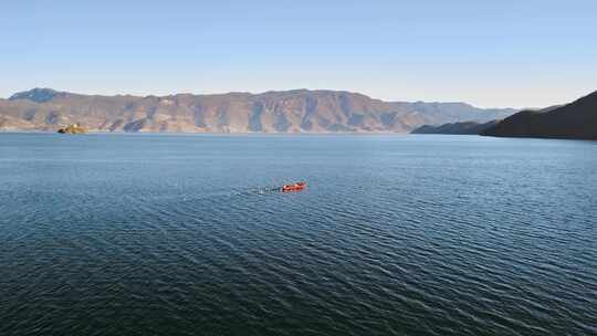 泸沽湖湖中游船划船湖泊