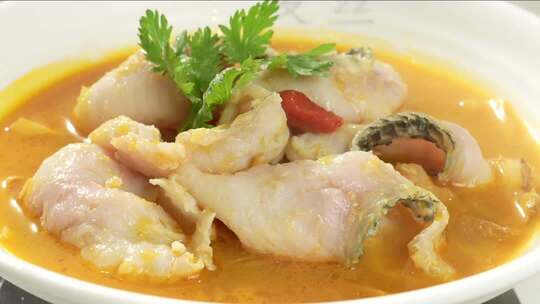 盛在碗中的黄汤鱼片