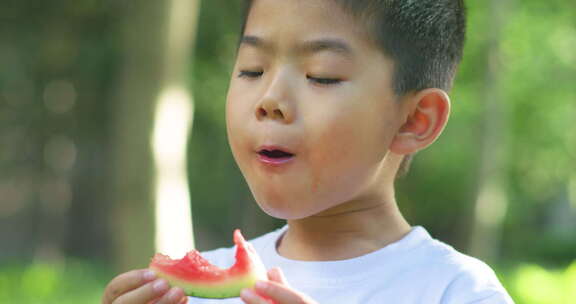 夏天儿童吃西瓜