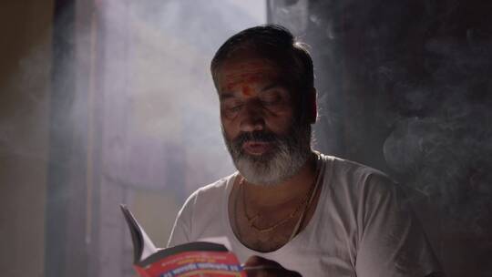 印度男人在读书
