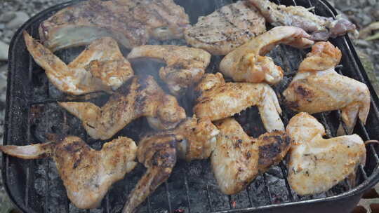 烤肉架上的鸡翅和鸡腿烹饪
