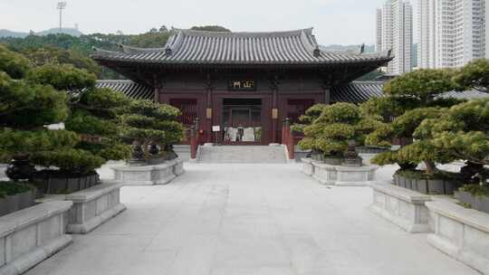 在中国一座宁静的寺庙外