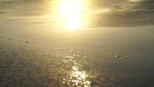 金色沙滩阳光海水潮水浪花海滩唯美海边夕阳