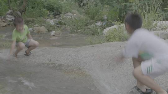 山里小溪边的孩子在泼水嬉戏LOG视频素材模板下载