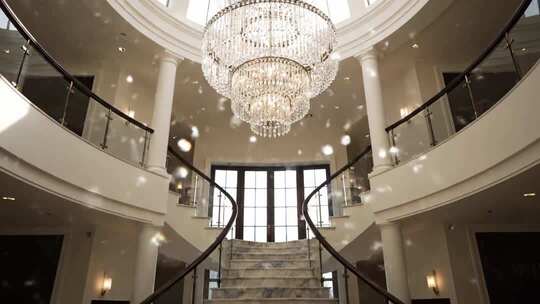 别墅大厅水晶吊灯与旋转楼梯
