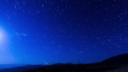 深蓝色天空中美丽的星迹，夜空晴朗，星光灿