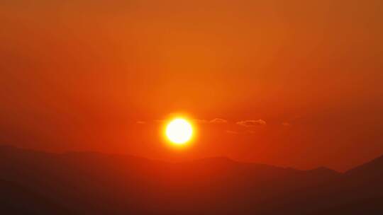 山峰日落延时黄昏夕阳山脉阳光森林夜幕降临