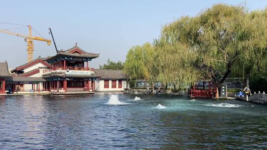 济南章丘百脉泉景区，泉水喷涌“天下奇观”