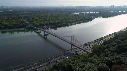 无人机鸟瞰基辅人行桥Truchaniv岛和第聂伯河