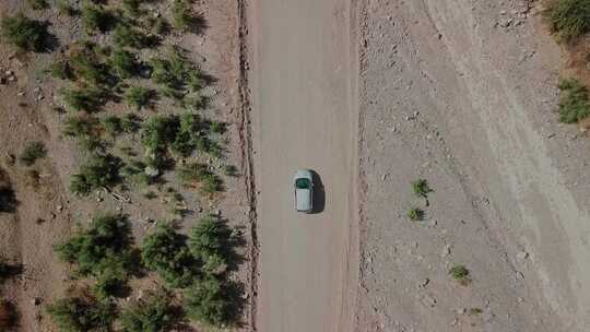 追踪一辆在荒野道路上行驶的汽车