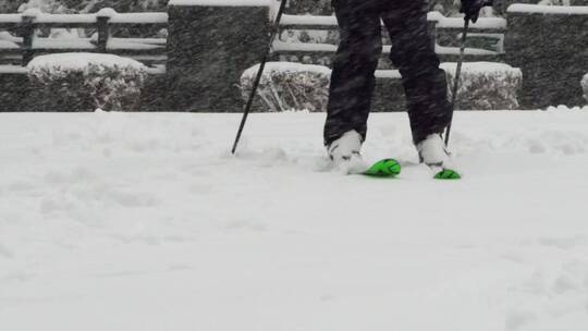 在公园里滑雪