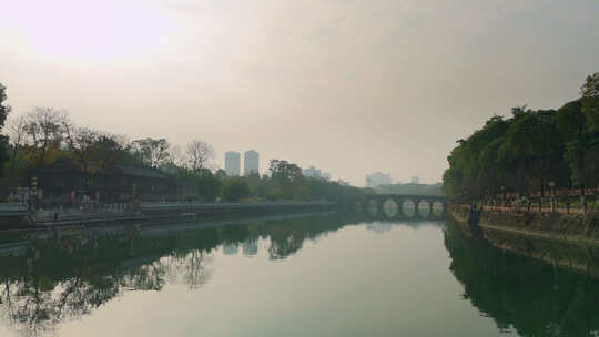 清晨城市河流