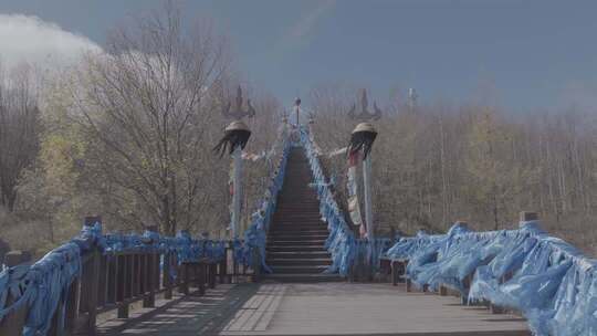 森林中装饰蓝绸带的台阶景观