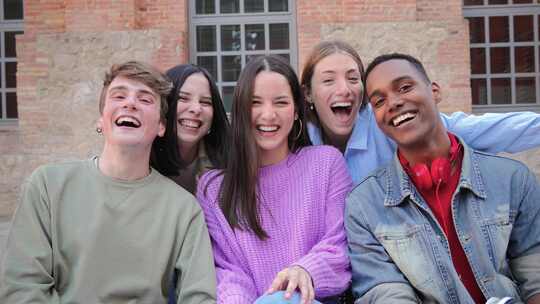 一群多种族的年轻成人学生一起微笑和社交快