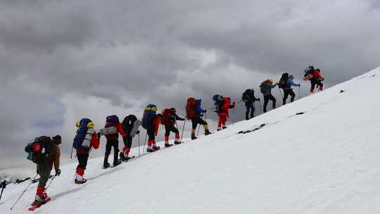 攀登冰川之父慕士塔格峰雪山的登山队队员