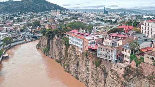 河边空中彩色建筑