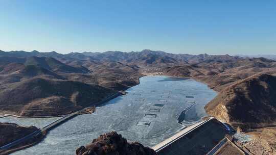 辽宁绥中冬季山区水库冰面全景俯瞰