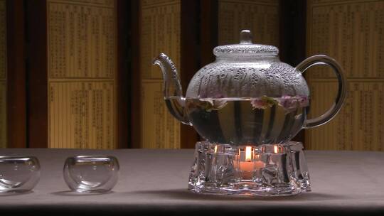 玻璃茶壶和杯子