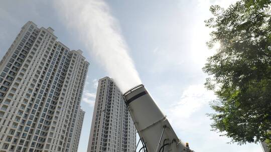 实拍杭州城市夏日高温下喷雾洒水车