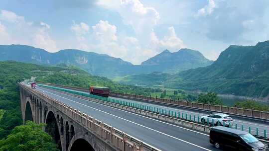 山西晋城太行山脉丹河大桥高速公路车辆行驶